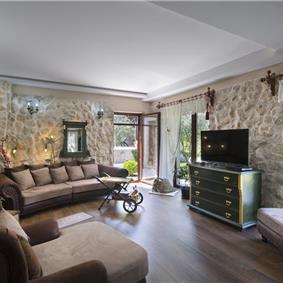 5 bedroom bayside villa with pool near Kotor, sleeps 12